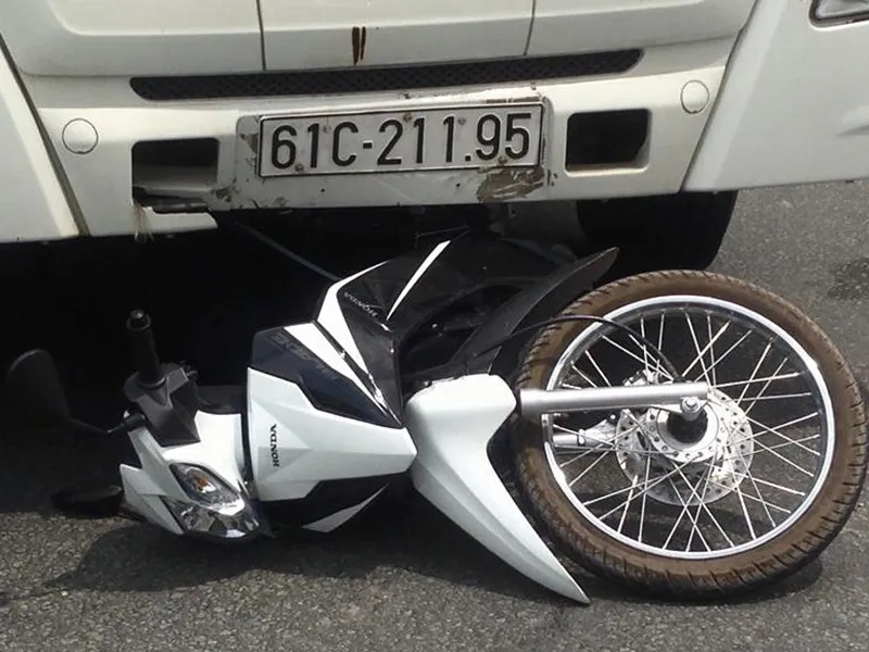 Chiếc xe container cuốn xe máy có hai nữ sinh viên ngồi trên vào gầm 